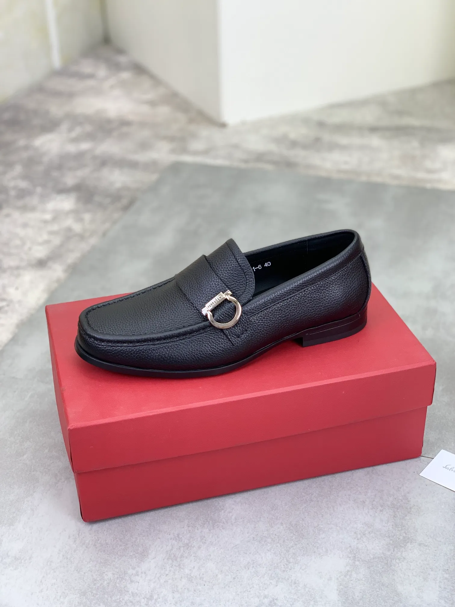 Men's Men's Shoes 💰P460💰[New Style] Water-dyed Niuli 🆘[Salvatore Ferragamo] Ferragamo's latest casual business leather shoes for men! Available at counters simultaneously! The fabric is made of specially imported original calfskin, the lining is made of imported water-dyed cowhide, and the original combination outsole is absolutely luxurious and leads the fashion trend. Matching code: 38-45; 3️⃣ colors available